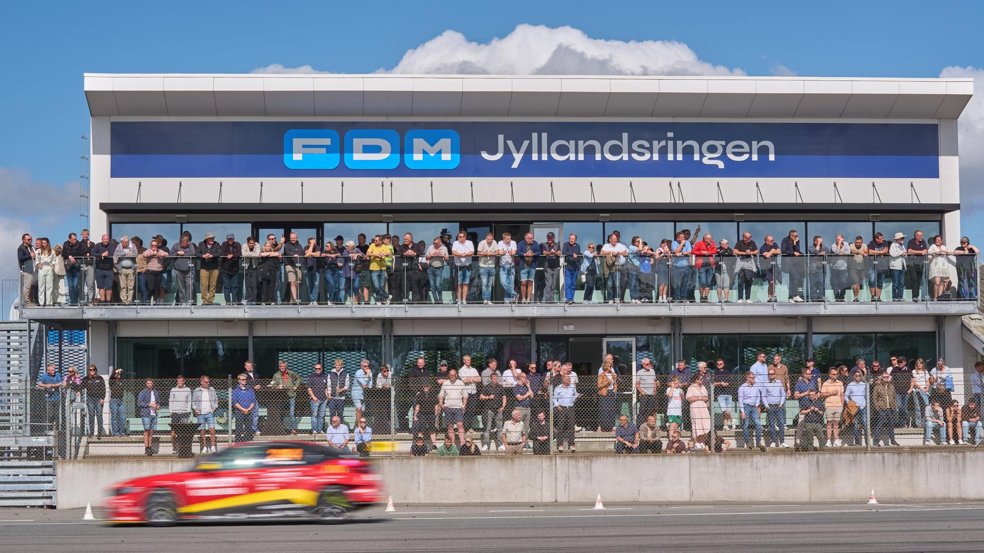 Hovedbygningen på Jyllandsringen Hovedbygningen på Jyllandsringen