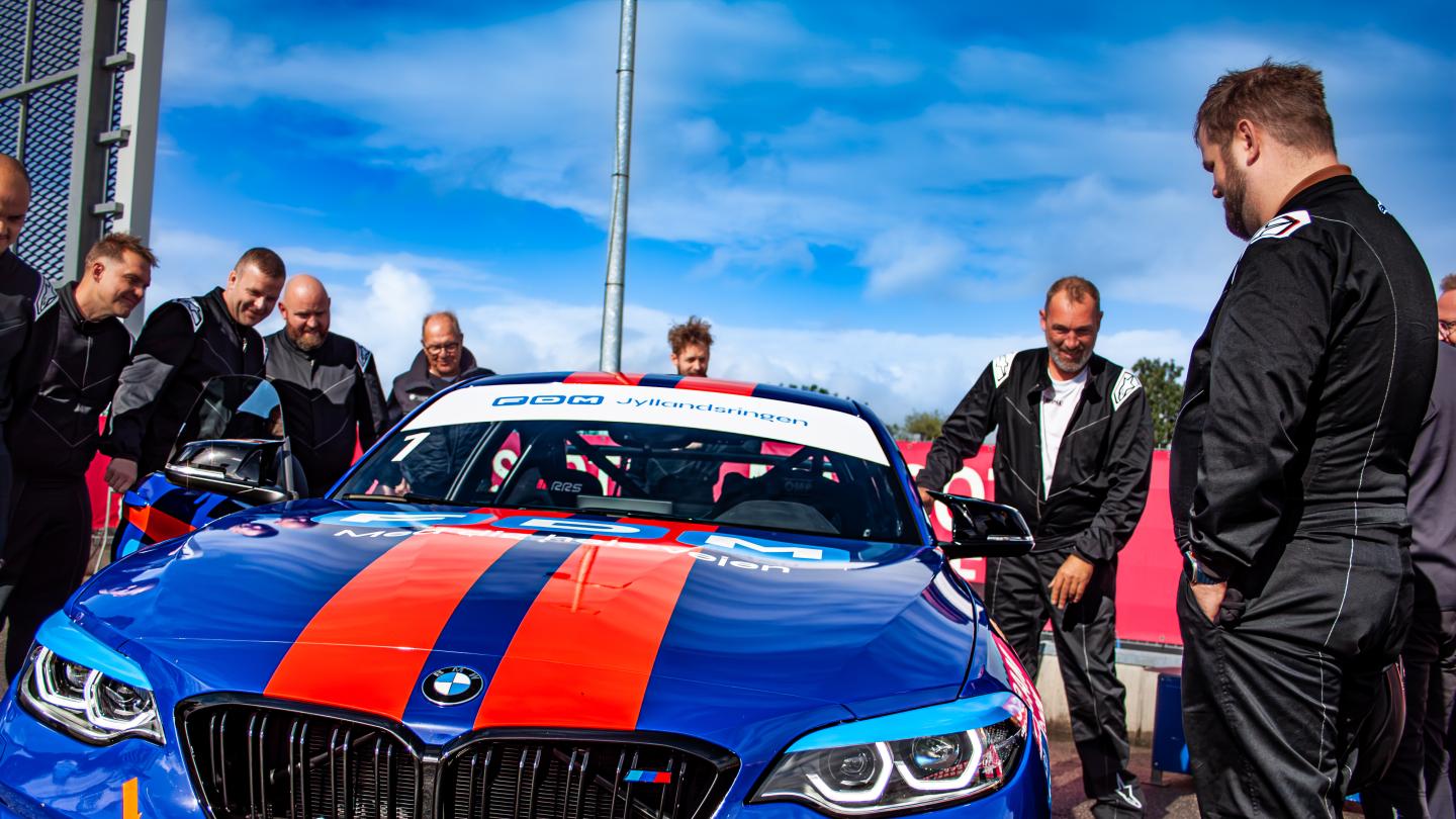 BMW Coupe racer - holder parkeret i pitten. 